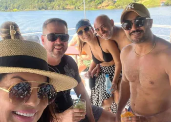 Roberta Lima, Marcelo Messias, Gabriela Monteiro, Tito e Ítalo Camely em passeio nas águas do Rio Negro no iate Marieta