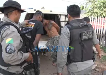 Homens armados invadem chácara, roubam carro, batem veículo em muro e acabam presos