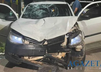 Carro bate em moto e deixa uma pessoa ferida na Avenida Ceará