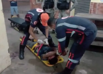 Morador de rua é agredido a pauladas no bairro Seis de Agosto e é socorrido pelo Samu