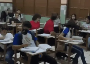 Sala de aula alaga durante chuva e servidores gravam vídeo pedindo socorro