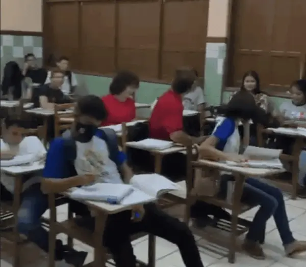Sala de aula alaga durante chuva e servidores gravam vídeo pedindo socorro