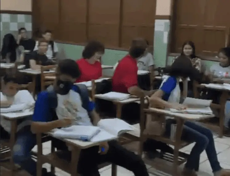 Sala de aula alaga durante chuva e servidores gravam vídeo pedindo socorro