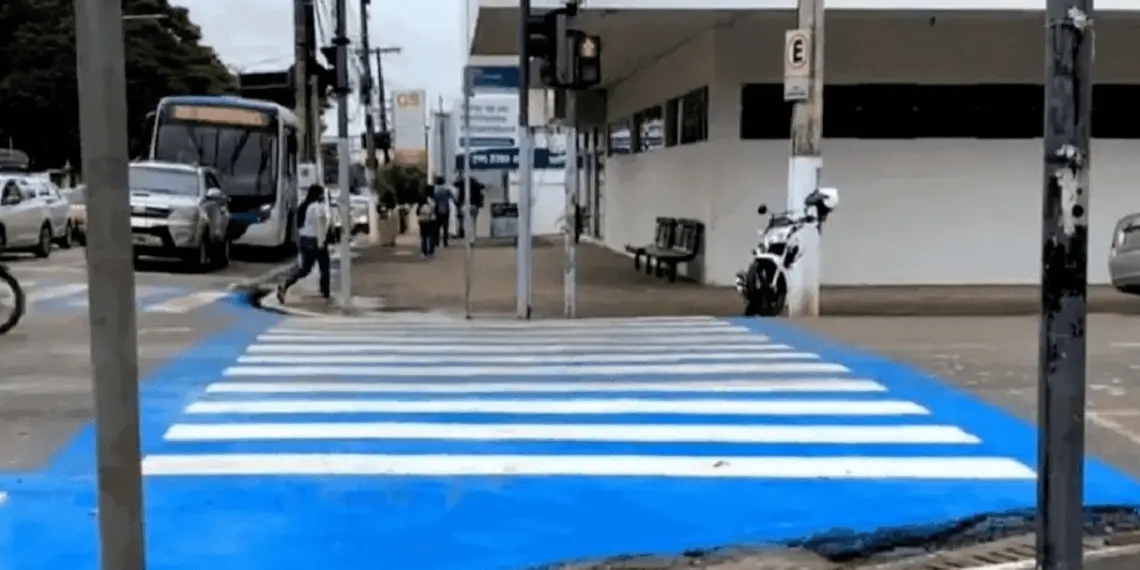 Após críticas, prefeitura diz que faixa azul é para dar mais 'visibilidade' aos pedestres e condutores