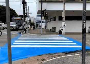 Após críticas, prefeitura diz que faixa azul é para dar mais 'visibilidade' aos pedestres e condutores