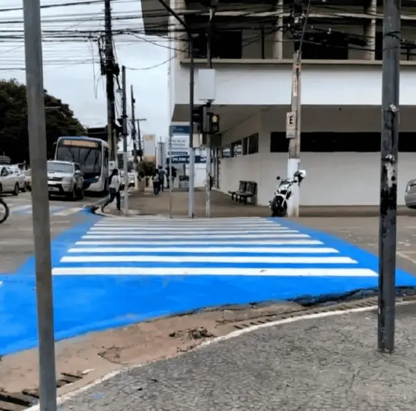 Após críticas, prefeitura diz que faixa azul é para dar mais 'visibilidade' aos pedestres e condutores