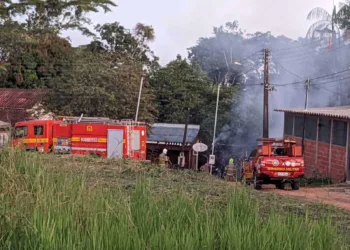 Incêndio atinge casa no bairro Floresta Sul e deixa família desabrigada