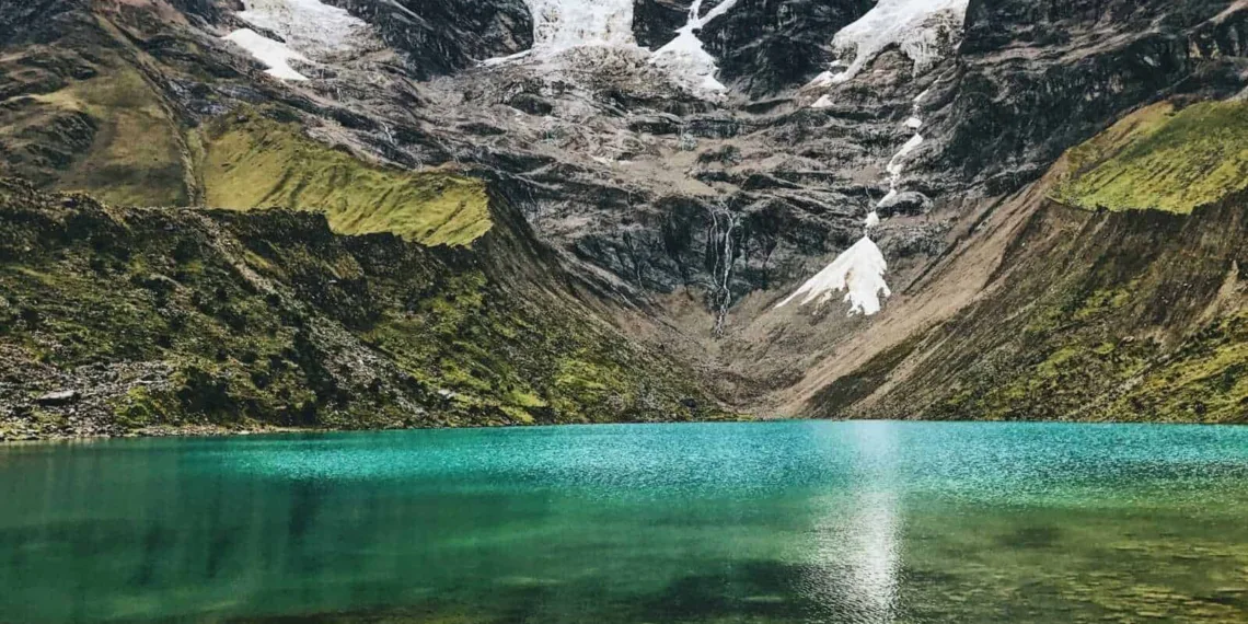 A lagoa mais famosa do Peru é, sem dúvida, a Lagoa Humantay. Para chegar à região é necessário fazer caminhadas pelas montanhas (Foto: Peru Travel)