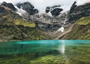 A lagoa mais famosa do Peru é, sem dúvida, a Lagoa Humantay. Para chegar à região é necessário fazer caminhadas pelas montanhas (Foto: Peru Travel)