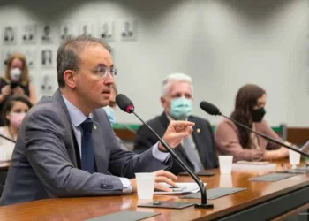 Leo de Brito aprova convocação de ministros para explicar desmatamento e aquisição de viagras na Câmara