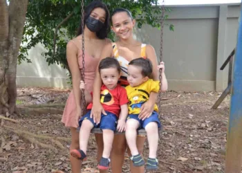 'Sinônimo de coragem, determinação e amor', descreve mãe solo de adolescente e gêmeos autistas
