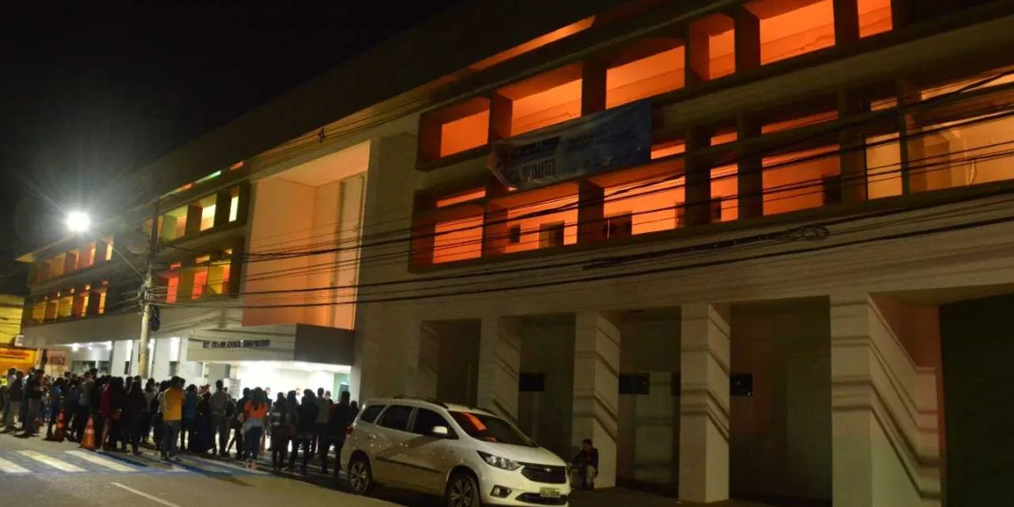 Prefeitura adota iluminação laranja em alusão ao mês de Combate à Exploração Sexual contra Crianças e Adolescentes