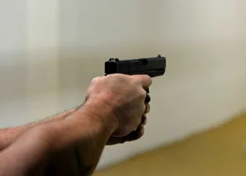 Adolescente é ferido a tiros por bala perdida durante assalto em Rio Branco