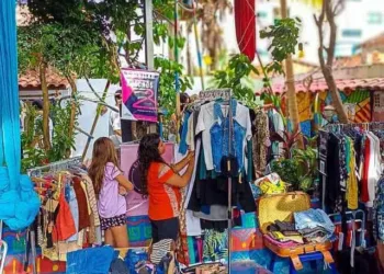 Coletivo Brechós reúne arte, música e moda no Centro de Rio Branco