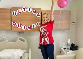 Após seis meses de tratamento, Jéssica Sales celebra última sessão de quimioterapia
