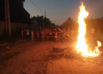Moradores ateiam fogo em entulhos durante protesto por melhorias na infraestrutura, em Porto Walter