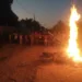 Moradores ateiam fogo em entulhos durante protesto por melhorias na infraestrutura, em Porto Walter