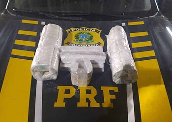 Após ser flagrada com a droga, a mulher foi presa e encaminhada para a Delegacia da Polícia Federal em Epitaciolândia (Foto: Ascom/PRF)