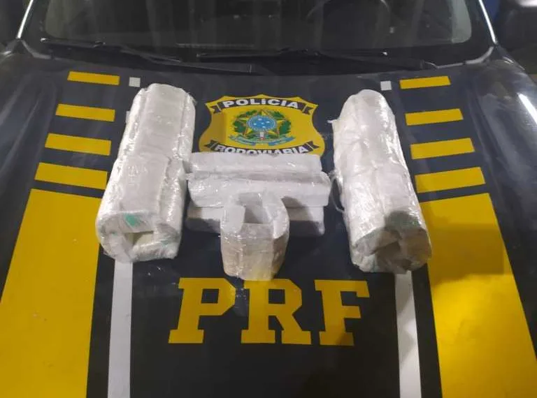 Após ser flagrada com a droga, a mulher foi presa e encaminhada para a Delegacia da Polícia Federal em Epitaciolândia (Foto: Ascom/PRF)