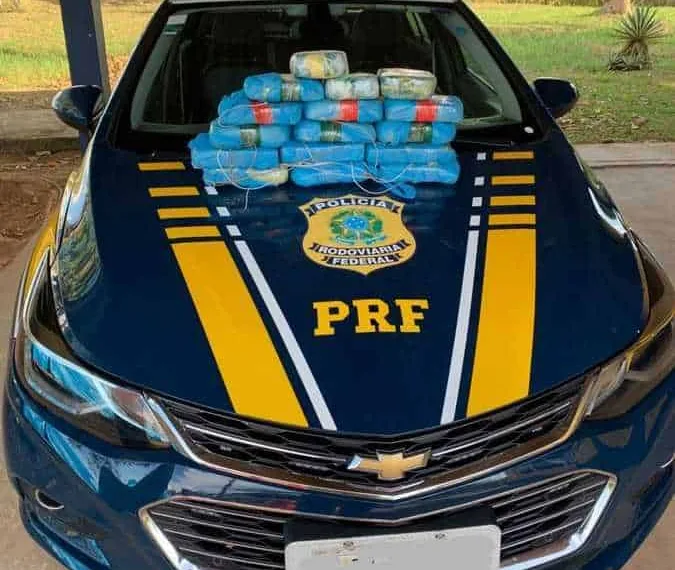 Dois homens são presos transportando mais de 11kg de drogas em veículo no Bujari