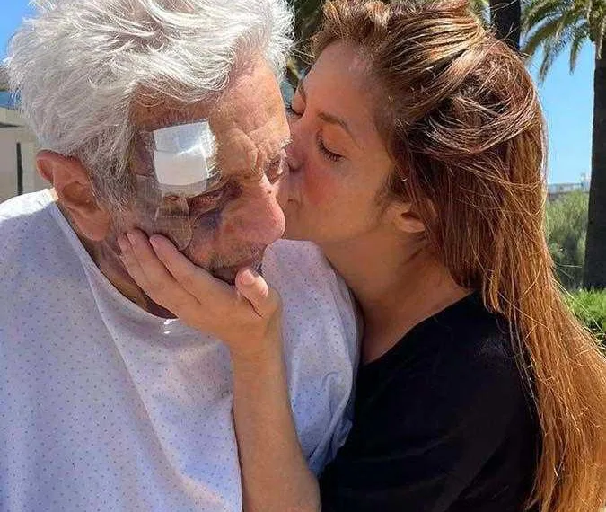 Após confirmar separação e ser vista em ambulância, Shakira explica: Meu pai infelizmente sofreu uma queda