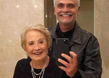 Dez meses após morte de Tarcísio Meira, Glória Menezes surge sorridente ao lado do Filho