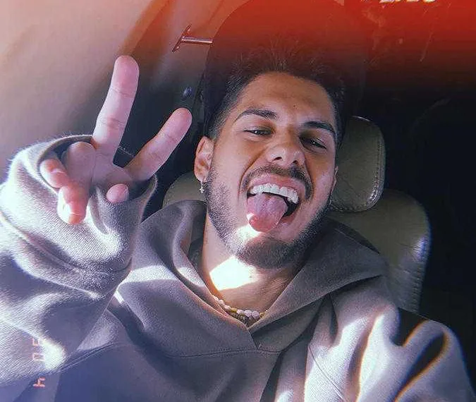 Zé Felipe se pronuncia após ser atingido por sapato durante show: -Me machucou muito