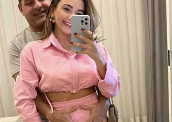 Casal Luciano Gurgel e Carina Soares anunciou em rede social que estão grávidos de poucos meses