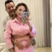 Casal Luciano Gurgel e Carina Soares anunciou em rede social que estão grávidos de poucos meses