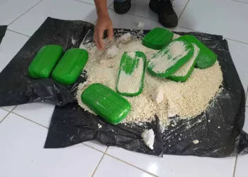 Homem é preso portando mais de 8kg de cocaína dentro de balde com farinha em Cruzeiro do Sul