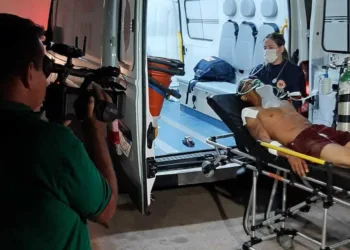 Homem é esfaqueado pela namorada durante bebedeira na Vila Acre