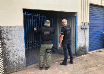 Acusados de roubo e posse ilegal de arma de fogo são presos no Distrito Industrial