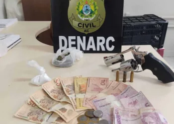 Polícia Civil cumpre mandado de busca e apreensão e prende homem em flagrante com drogas, arma e munições