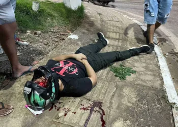 O acidente teria sido desencadeado por um motorista que não fez a devida sinalização de conversão na rotatória, e acabou fazendo com que o jovem se desequelibrasse, caindo logo após (Foto: Cedida)