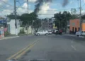 Moradores ateiam fogo em terreno baldio e fumaça preta chama a atenção em Rio Branco