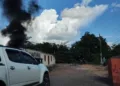 Moradores ateiam fogo em terreno baldio e fumaça preta chama a atenção em Rio Branco