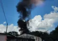 Moradores ateiam fogo em terreno baldio e fumaça preta chama a atenção em Rio Branco