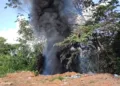 Moradores ateiam fogo em terreno baldio e fumaça preta chama a atenção em Rio Branco