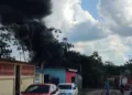 Moradores ateiam fogo em terreno baldio e fumaça preta chama a atenção em Rio Branco