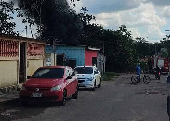 Moradores ateiam fogo em terreno baldio e fumaça preta chama a atenção em Rio Branco