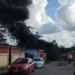 Moradores ateiam fogo em terreno baldio e fumaça preta chama a atenção em Rio Branco
