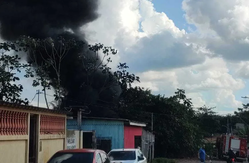 Moradores ateiam fogo em terreno baldio e fumaça preta chama a atenção em Rio Branco