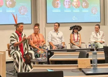 Liderança indígena do Acre palestra sobre a Amazônia em Fórum na Inglaterra