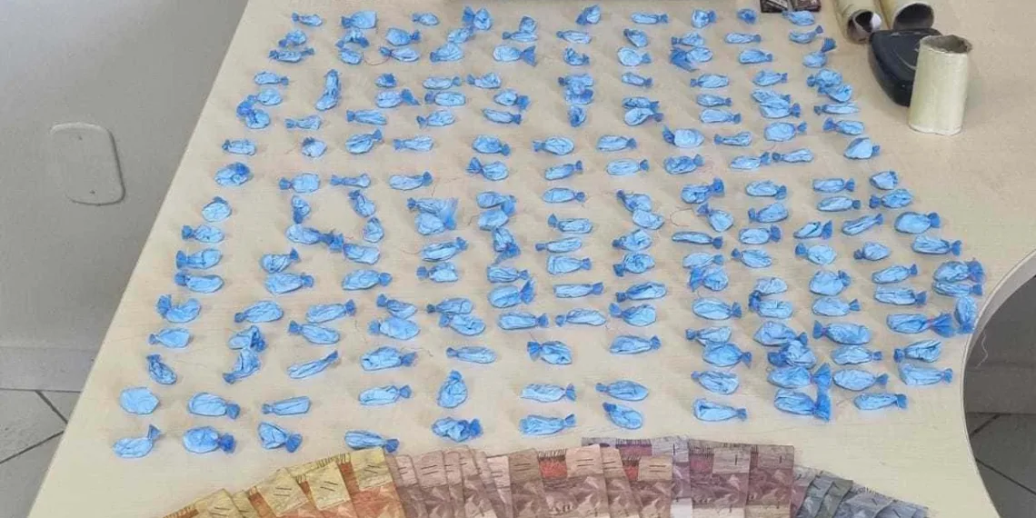 Foragido há mais de um ano, homem é preso em flagrante com arma, munições e drogas no bairro Taquari
