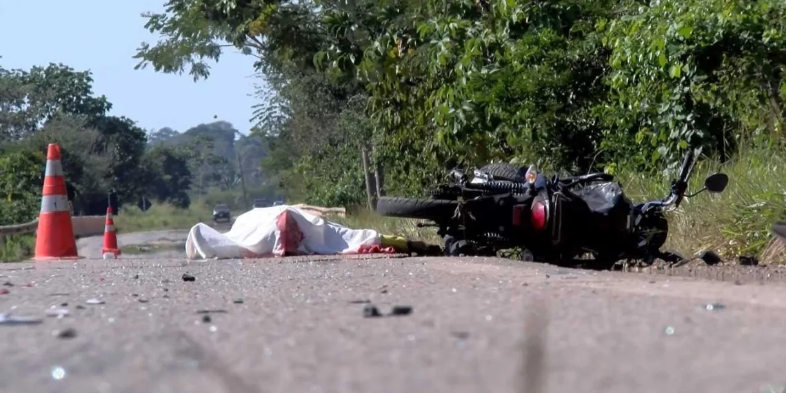 Homem morre e outro fica ferido em colisão entre carro e moto na BR 364