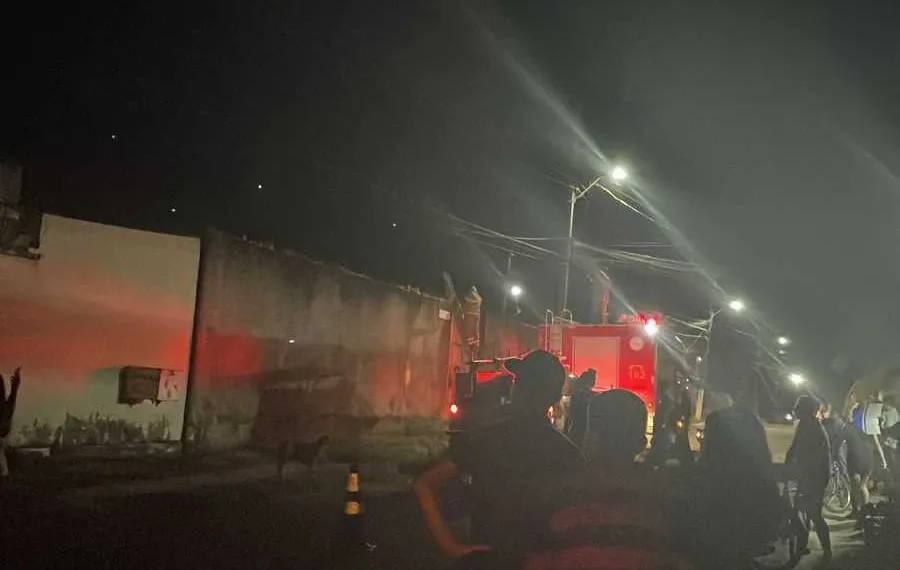 Rio Branco registra novo incêndio em terreno baldio e bombeiros agem rápido para evitar que chamas alcancem residências na Vila Ivonete