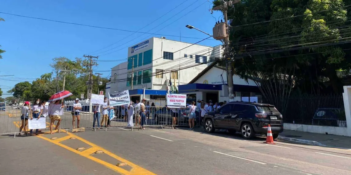 Familiares protestam em frente à Casa Civil por melhora na alimentação de reeducandos no Complexo Penitenciário de Rio Branco