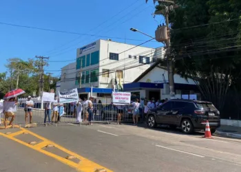 Familiares protestam em frente à Casa Civil por melhora na alimentação de reeducandos no Complexo Penitenciário de Rio Branco