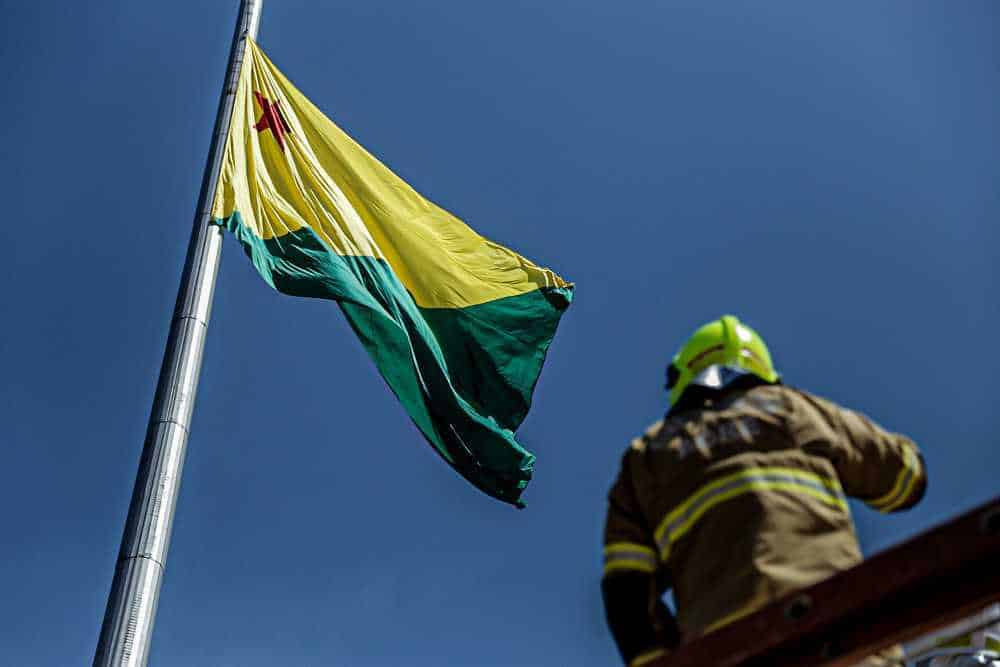 Tradicional substituição da Bandeira do Acre marcará a solenidade alusiva aos 60 anos de autonomia política e administrativa do Estado do Acre. Foto: Neto Lucena/Secom