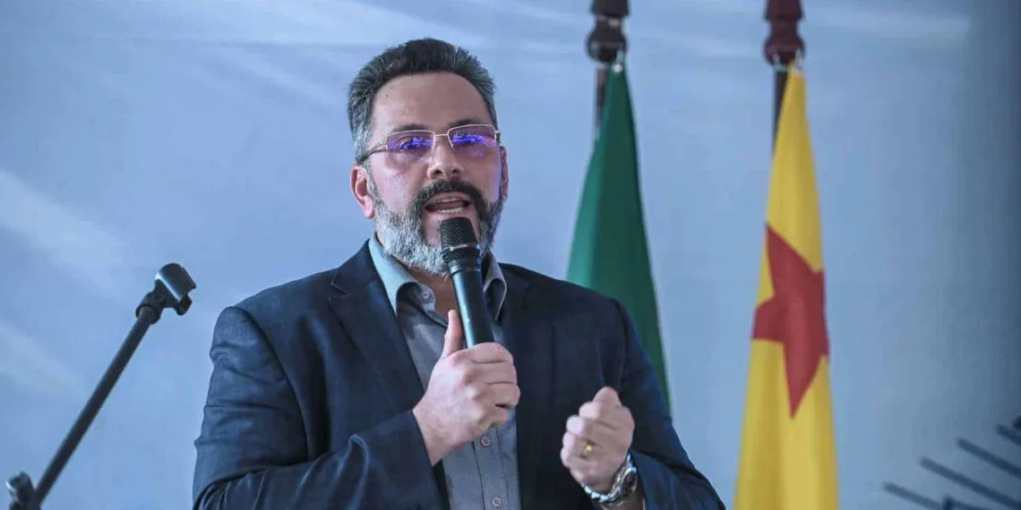 'Eu me solidarizo com a dor dessas mães', diz Alan Rick em solenidade com a ministra Cristiane Britto marcada por protesto